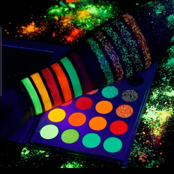 DBAA glow in the dark eyeshadow palettes - Picture 4 of 7